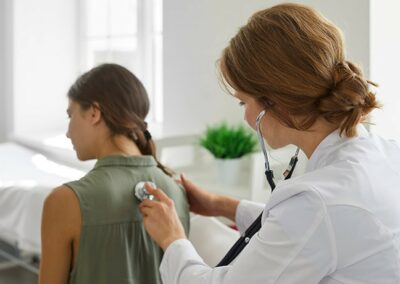 Quels sont les principaux symptômes du déficit en alpha-1 antitrypsine ?